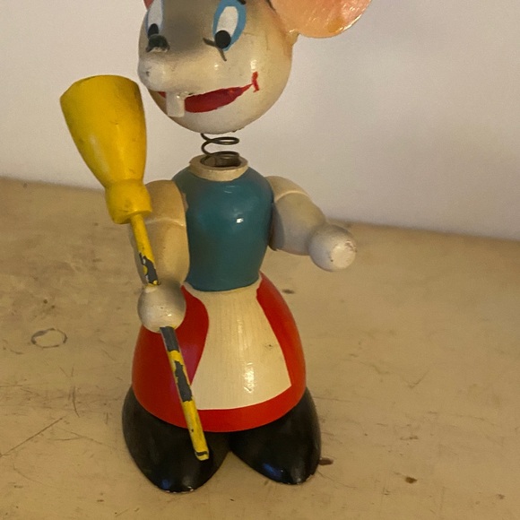 Vintage mouse holding a broom - Picture 6 of 8